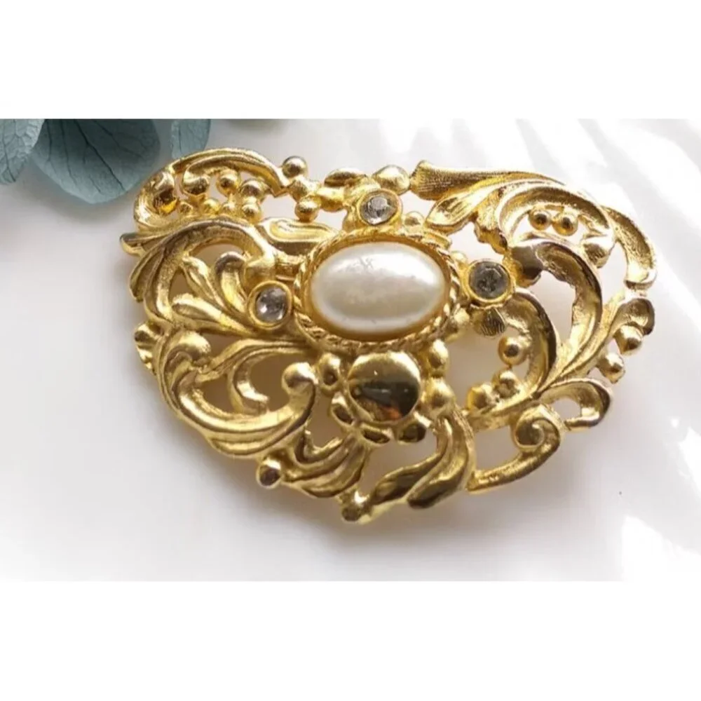 Vintage Gold Brooch Victorian Bar Cutwork Clear Rhinestones Pearl Center STUNNIN